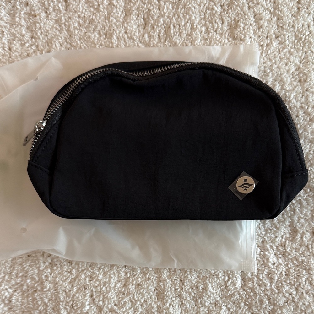 halara pure black nylon belt bag / new